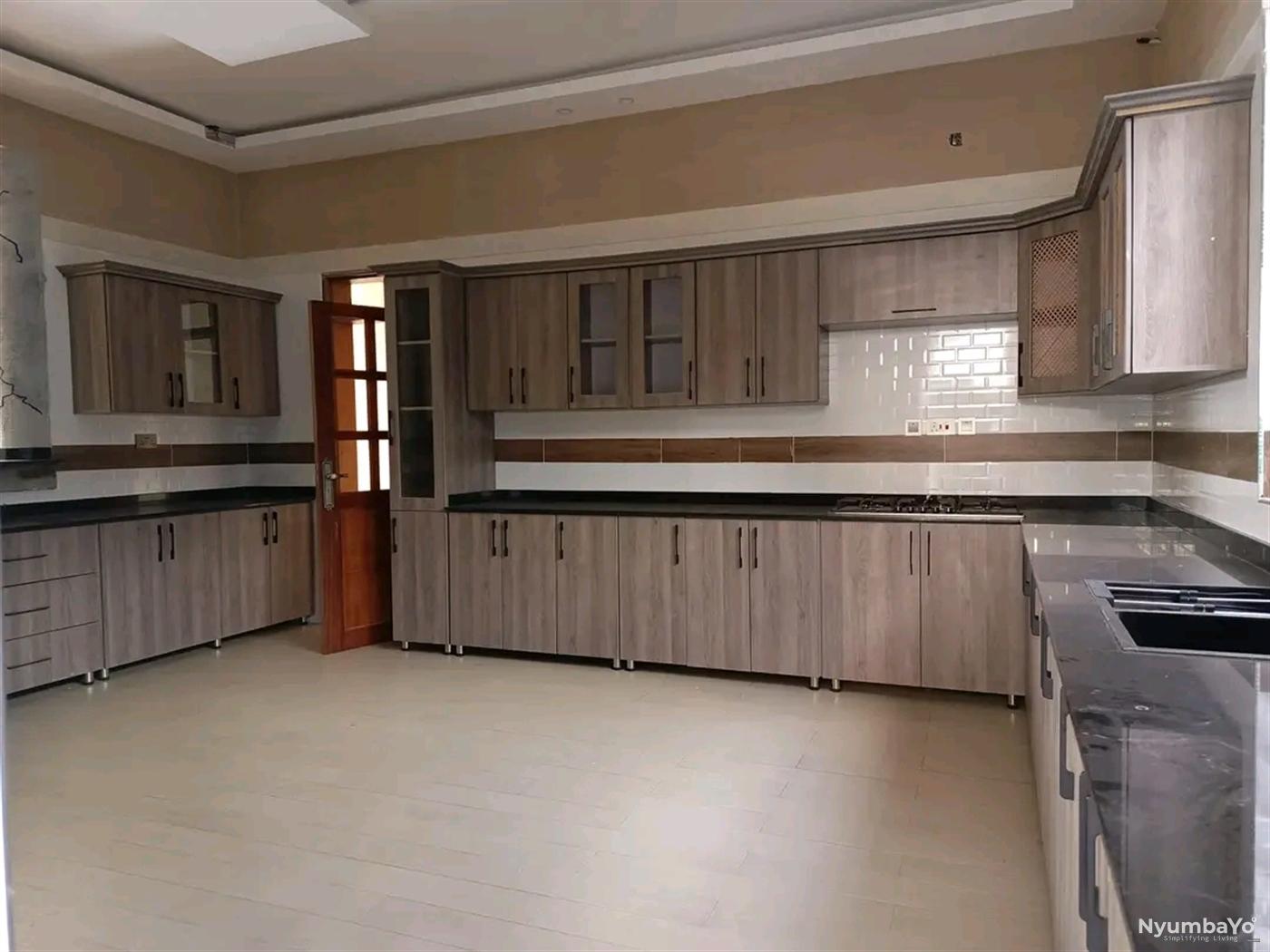 5 bedroom Villa for sale in Kisaasi Kampala Uganda